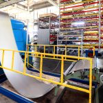 Quatro aplicações com sensores para controlar uma linha de alimentação de bobinas de metal